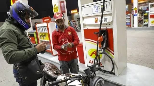 حکومت نے پیٹرول اور ڈیزل پر کاربن ٹیکس 5 روپے کر دیا